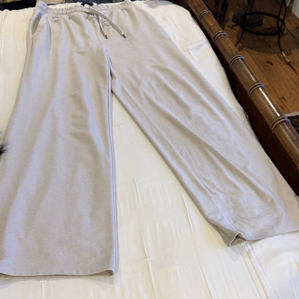 Vuori womens Light Gray Sweatpants